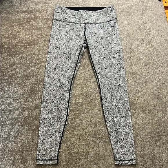Lululemon Black and White Floral Design Leggings Size 8 - Picture 1 of 8